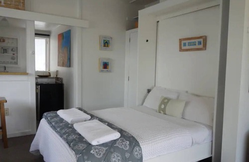 Onetangi Apartment | Stylish Studio By the Beach!