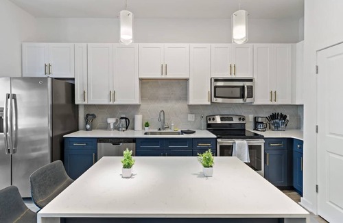 Cherry Apartment | Stylish Studio DT | Pool, Gym, W/D & Free Parking