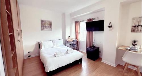Chelsea Riverside Apartment | Stylish Studio in London by Stayfolk, Ideal for Short Stays - Sleeps 2