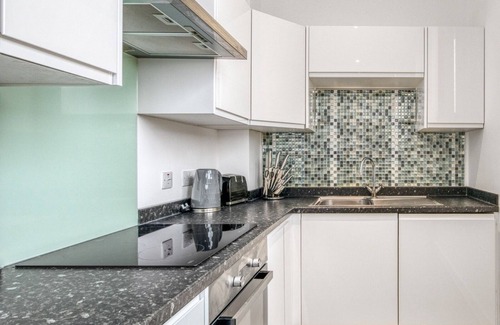 Heathrow Villages Apartment | Stylish Studio near Heathrow