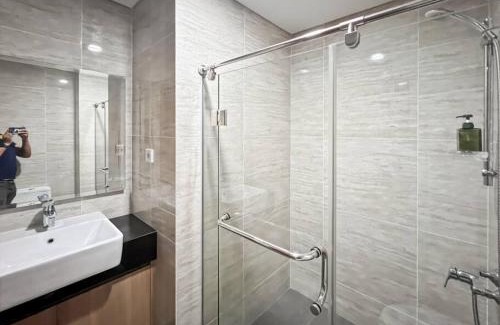 Jakarta Apartment | Stylish Studio SouthGate Apt with Pool, Gym, Netflix by 2ndHome