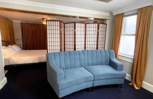 Capitol Hill Apartment | Stylish Studio Unit Close to National Mall – 2.4 Miles Away