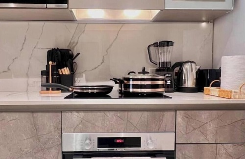 Kweiman Apartment | Stylish Studio w/Fast WiFi 7mins from Airport
