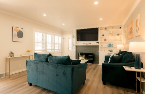 Orange Prairie Apartment | Stylish Suburban Escape | Thoughtfully Designed 3BD for Work & Family Travel