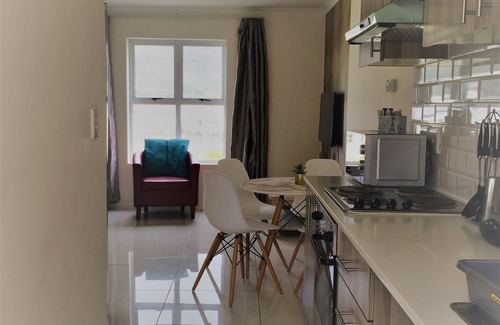 Muizenberg Apartment | Stylish sun kissed 2 bed apartment near the sea (mountain view)