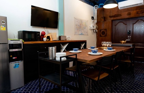 Yan Nawa House | Stylish townhome w/working station- 5mins to food, fun,metro