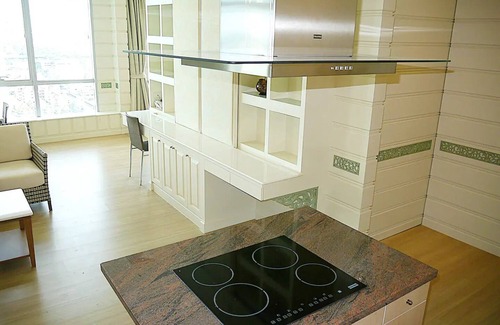 Khlong Ton Sai Apartment | Stylish two bedroom with river view