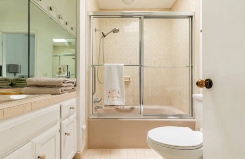 The Flats House | ★Stylish The Flats Oasis★ Steps to Rodeo Dr | Parking Spot Included