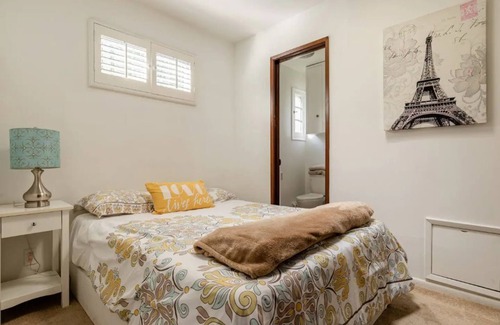 The Flats House | ★Stylish The Flats Oasis★ Steps to Rodeo Dr | Parking Spot Included