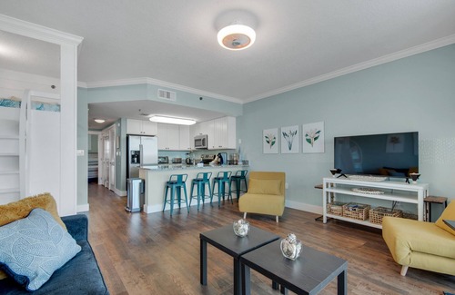 Fort Walton Beach Condo | Stylish Top-Floor Waterscape Condo, Free Beach Service!