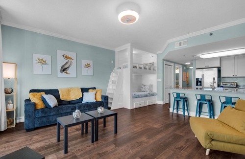 Fort Walton Beach Condo | Stylish Top-Floor Waterscape Condo, Free Beach Service!