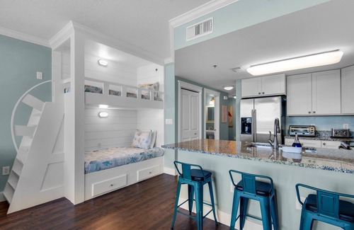 Fort Walton Beach Condo | Stylish Top-Floor Waterscape Condo, Free Beach Service!