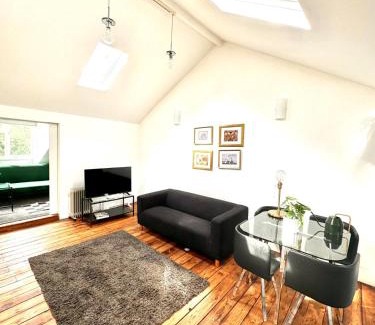 Cantelowes Apartment | Stylish Top Floor Flat in the Heart of Camden!