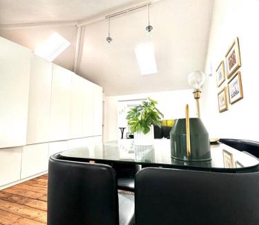 Cantelowes Apartment | Stylish Top Floor Flat in the Heart of Camden!