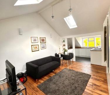 Cantelowes Apartment | Stylish Top Floor Flat in the Heart of Camden!