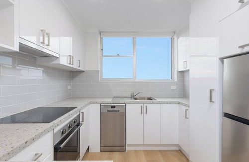 Mosman Apartment | Stylish Top-Floor Studio with Scenic Mosman Bay & Sydney City Views