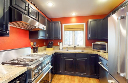 Incline Village House | Stylish Townhome with Deck & Shared Hot Tub - Walk to Beaches, Near Skiing