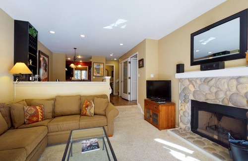 Incline Village House | Stylish Townhome with Deck & Shared Hot Tub - Walk to Beaches, Near Skiing