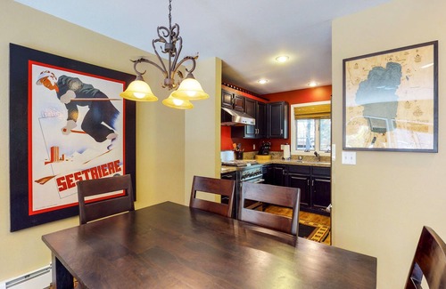 Incline Village House | Stylish Townhome with Deck & Shared Hot Tub - Walk to Beaches, Near Skiing