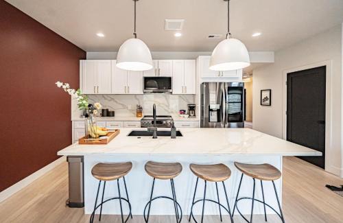 Driggs House | Stylish Townhome Walkable Garage