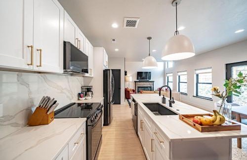 Driggs House | Stylish Townhome Walkable Garage