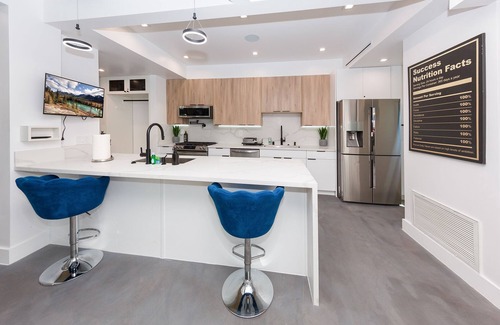 Carthay Circle House | Stylish Townhouse Retreat near Beverly Hills