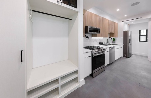 Carthay Circle House | Stylish Townhouse Retreat near Beverly Hills