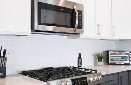 Haynes Area House | Stylish Townhouse w/Rooftop|Minutes to Downtown
