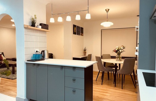 Bentley House | Stylish townhouse with a cosy balcony