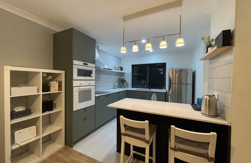 Bentley House | Stylish townhouse with a cosy balcony