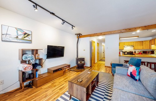 Big Sky House | Stylish townhouse with WiFi, private washer/dryer, patio, and full kitchen