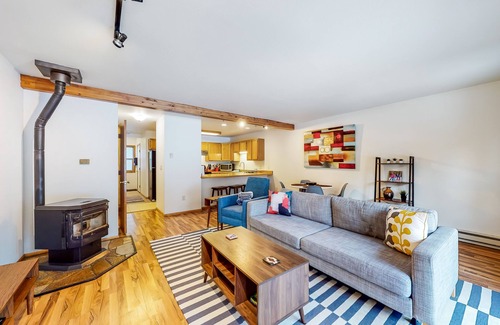 Big Sky House | Stylish townhouse with WiFi, private washer/dryer, patio, and full kitchen