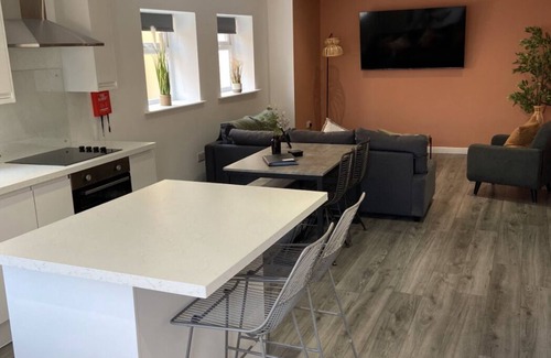 North Shore Apartment | Stylish Two Bed Apartment, Private Entrance, Sleeps 6