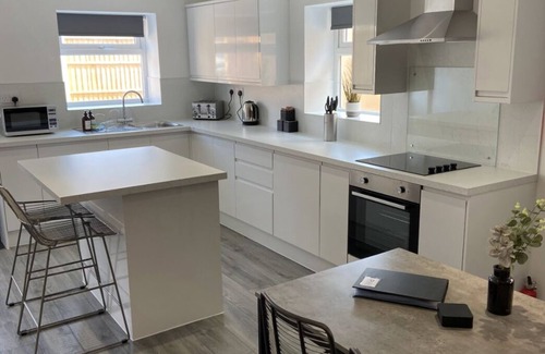 North Shore Apartment | Stylish Two Bed Apartment, Private Entrance, Sleeps 6