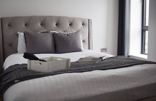 Brentwood Condo | Stylish two bed in Brentwood