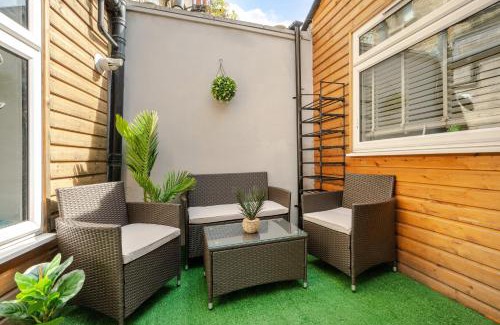 Larkhall Apartment | Stylish Two Bedroom Apartment by Central London with Garden