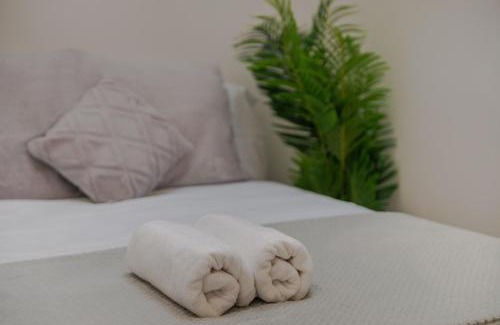 Larkhall Apartment | Stylish Two Bedroom Apartment by Central London with Garden