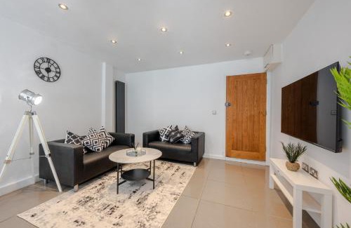 Larkhall Apartment | Stylish Two Bedroom Apartment by Central London with Garden