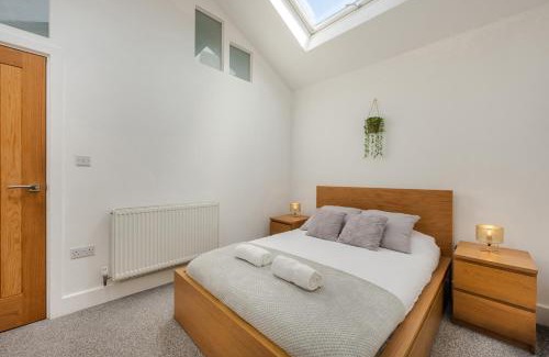 Larkhall Apartment | Stylish Two Bedroom Apartment by Central London with Garden