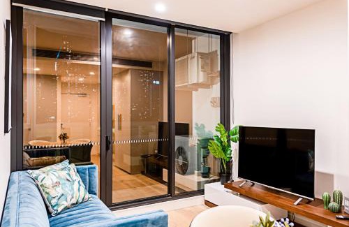 Melbourne Central Business District Apartment | Stylish Urban Oasis