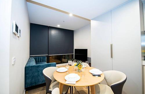 Melbourne Central Business District Apartment | Stylish Urban Oasis