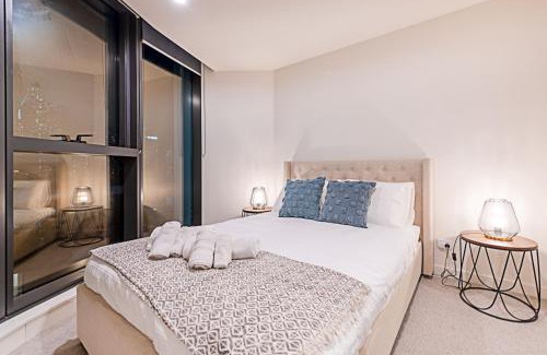 Melbourne Central Business District Apartment | Stylish Urban Oasis
