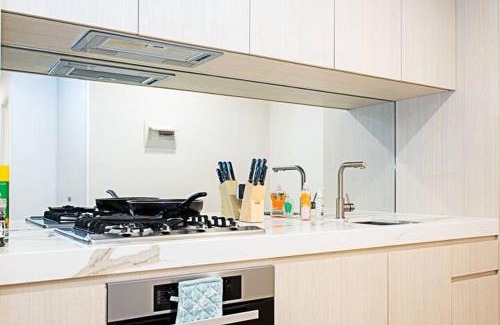 Melbourne Central Business District Apartment | Stylish Urban Oasis