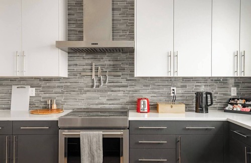 Atlantic House | Stylish Urban Retreat w/Rooftop Deck