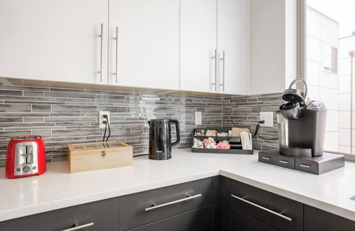 Atlantic House | Stylish Urban Retreat w/Rooftop Deck