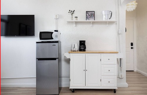 Rampart Village Apartment | Stylish Urban Sanctuary in DTLA Studio!
