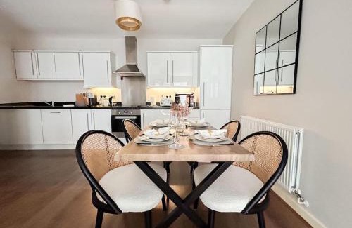 London Borough of Hounslow Apartment | Stylish Urban Sanctuary with Parking