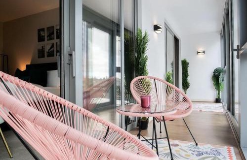 London Borough of Hounslow Apartment | Stylish Urban Sanctuary with Parking
