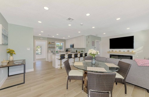 Venice House | Stylish Venice Island Pool Home