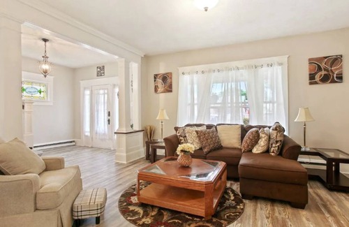 Pittston House | Stylish Victorian Oasis Great Location 2 Queen Beds close to Airport